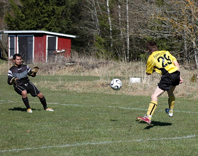 2007_0415_16.JPG - Nr.29 Jonas Bergström spelar in bollen framför mål . . . . . .