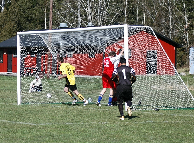 2007_0415_17.JPG - . . . . där Dennis Jansson slår in bollen i mål, 3-0 till Södra