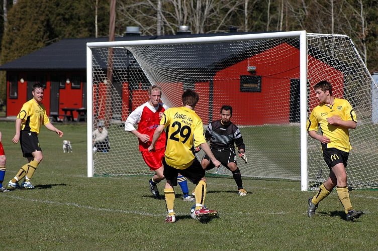 2007_0415_19.JPG - . . . . skjuter själv i bortre stolpen, men på den returen kan Daniel Nydahl slå in 4-0 till Arboga