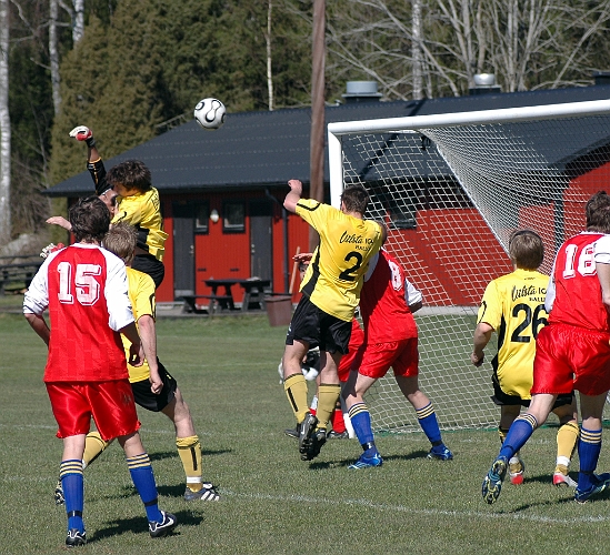 2007_0415_20.JPG - Himmetas målvakt halvräddar men bollen går utanför