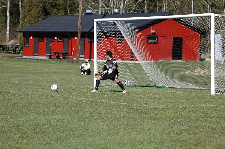 2007_0415_21.JPG - Jonas Bergström skjuter ett överraskande skott utifrån som går förbi målvakten in i mål, 5-0 till Södra