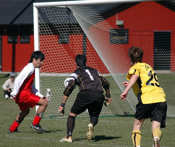 2007_0415_22.JPG - Ännu en målchans för Södra