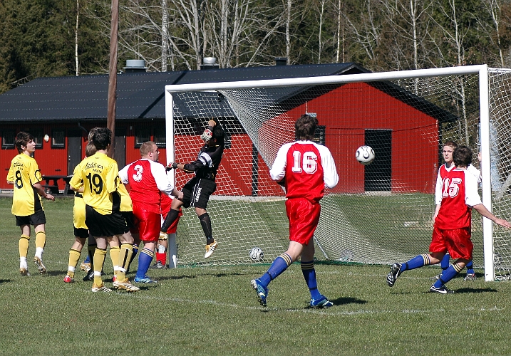 2007_0415_23.JPG - Arboga bytte in några juniorer i 2:a halvlek och här är det nära att dessa gör ytterligare ett mål