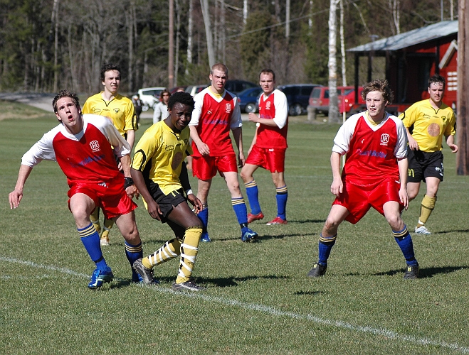 2007_0415_24.JPG - Södra's Ismael Fonjah, en lovande P92 spelare, i närkamp med himmetas försvarare