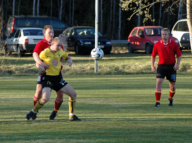 2007_0418_04.JPG - Nr.9 Kristofer Storm var hårt uppvaktad av BK Sport försvaret