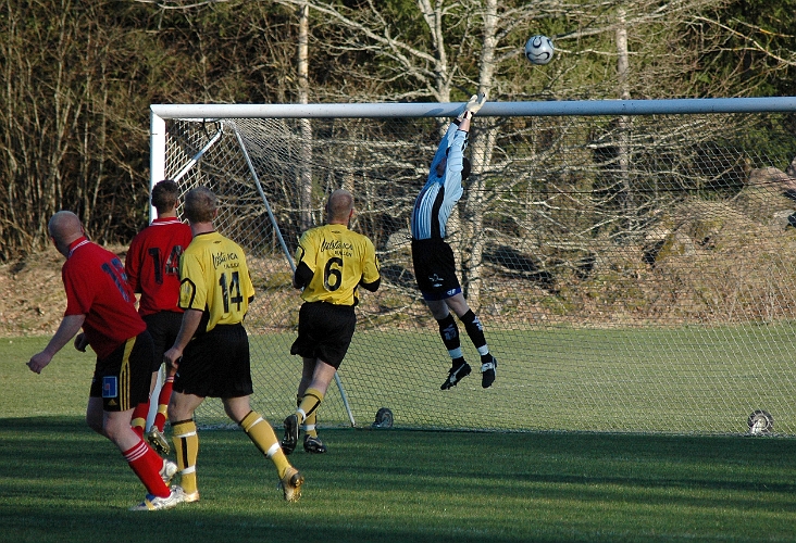 2007_0418_07.JPG - Målvakten Glenn Schön täcker under ribban på ett skott från kanten