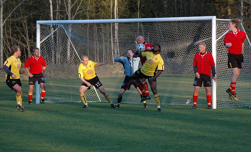 2007_0418_14.JPG - En farlig södrahörna som inte resulterar i något mål