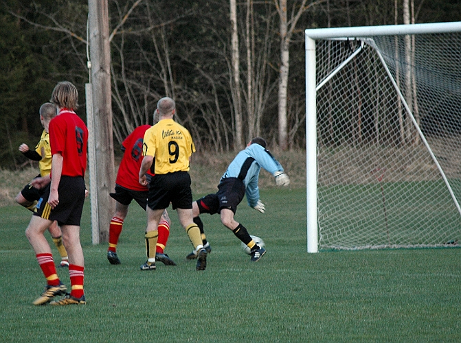 2007_0418_17.JPG - I slutet av matchen gör Södra 4-0 genom Gustav Gustavsson