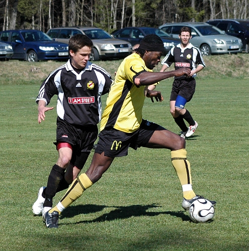 2007_0421_01.JPG - "Abbe" var hårt bevakad hela matchen