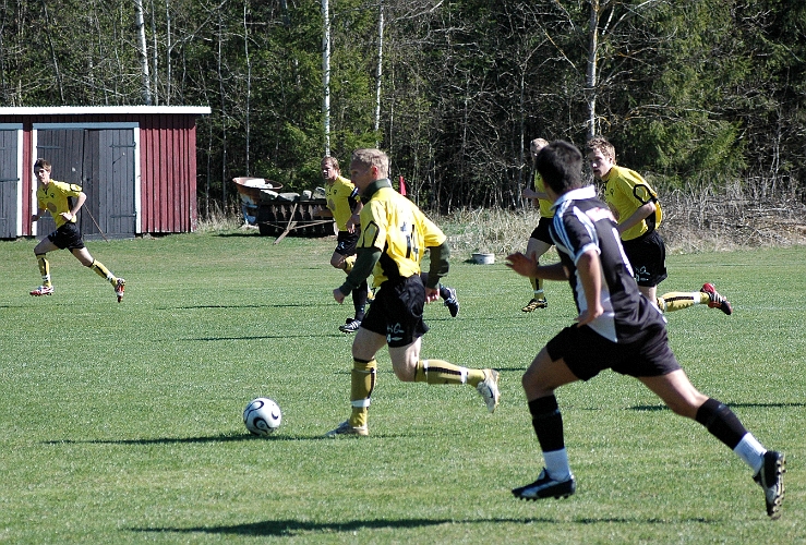 2007_0421_03.JPG - Södras mittfält och backlinje på väg framåt, med nr.14 Mikael Wiker vid bollen
