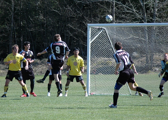 2007_0421_05.JPG - Nr.9 i E-tuna Södra nickar efter hörna, där Arbogas målvakt Glenn Schön gör en "svettig" enhandsräddning