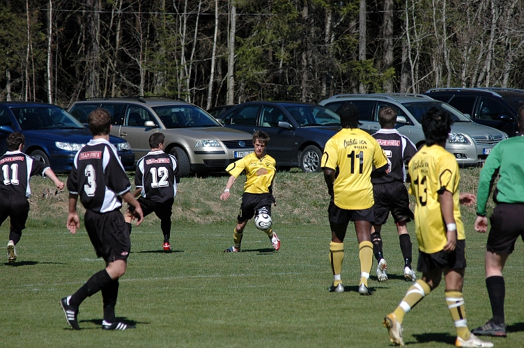 2007_0421_07.JPG - E-tuna försvaret är väl samlat när Södras Ken Jansson försöker hitta en lucka för ett avslut