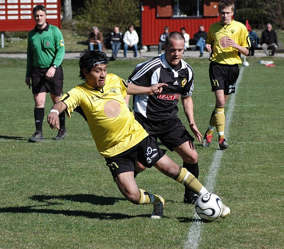 2007_0421_09.JPG - Jonas Hammarlund slet hårt på sin yttermittfältsplats