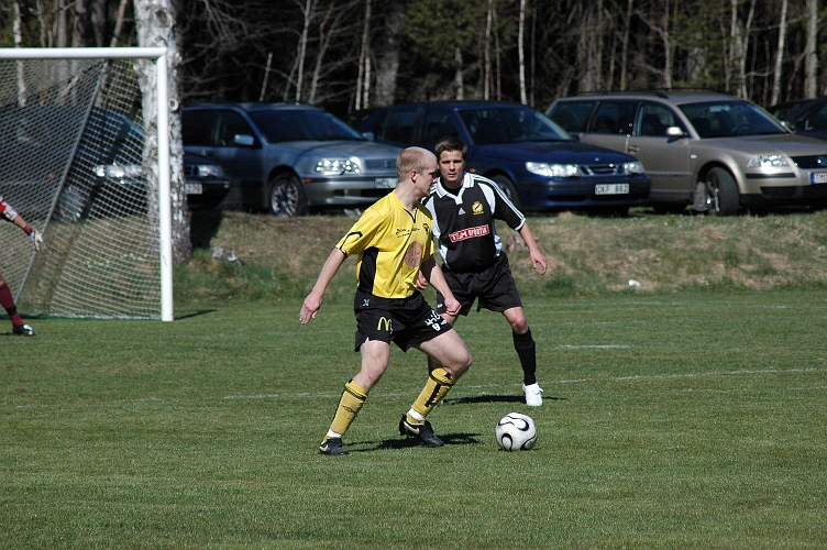 2007_0421_10.JPG - Arboga's Kristofer Storm inväntar understöd från sina lagkamrater