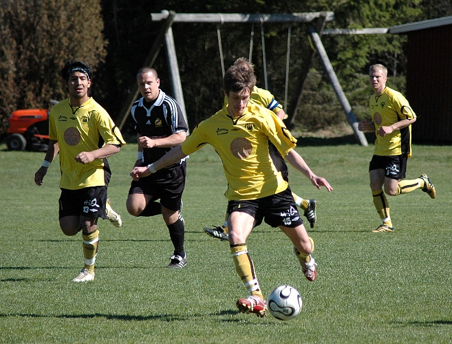 2007_0421_11.JPG - Arboga's Ken Jansson driver upp bollen och söker en djupledspassning till forwards