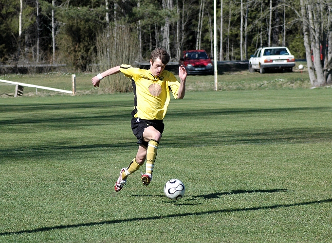 2007_0421_14.JPG - Ken Jansson i full fart framåt, helt ensam på sin kant