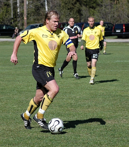 2007_0421_18.JPG - Södra's Johan Reinholdsson driver upp bollen efter kanten