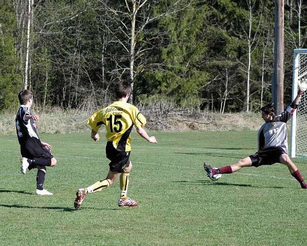 2007_0421_19.JPG - Nr.15 Ken Jansson bryter in från kanten och rullar bollen förbi målvakten, 2-1 till Arboga Södra