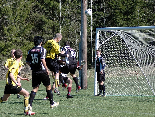 2007_0421_21.JPG - Södra's nr.17 Gustav Gustavsson för en chans på hörna, men nickar bollen över