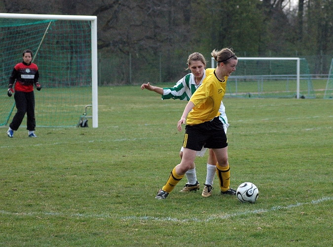 2007_0425_07.JPG - Södraspelaren täcker bollen och inväntar understöd från sina medspelare
