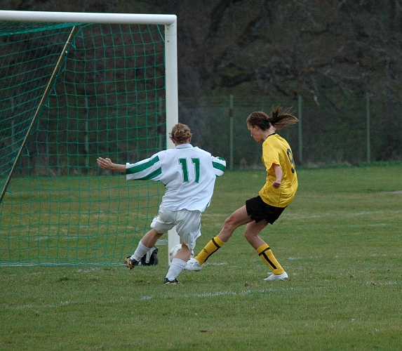 2007_0425_11.JPG - 3-1 till Södra genom Sofia Larsson i nästan öppet mål