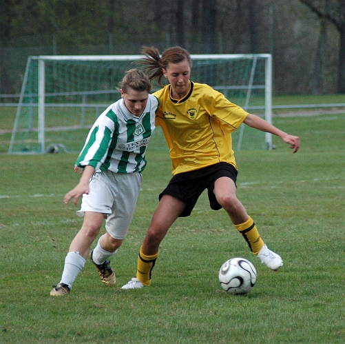 2007_0425_12.JPG - Södraspelarna pressade och stressade motståndarna hårt