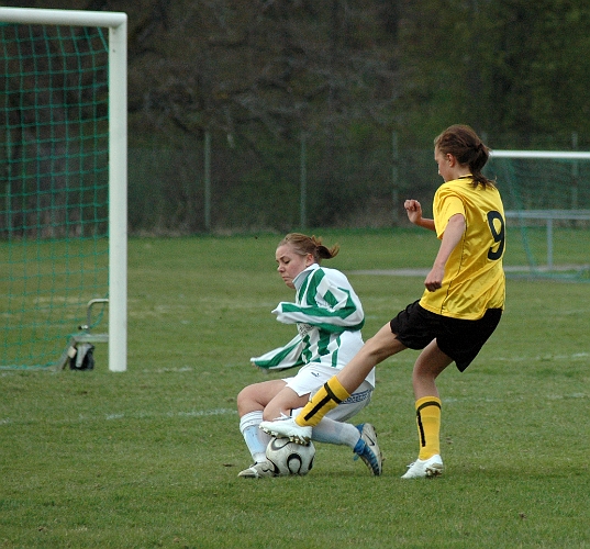 2007_0425_13.JPG - Ytterligare en målchans för Sofia Larsson, men den här gången kunde försvararen blockera skottet