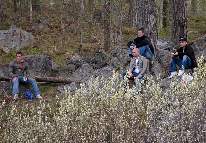 2007_0428_01.JPG - Hemmapremiär och mycket folk på Ekbackens IP, till och med "snikens kulle" kom till användning