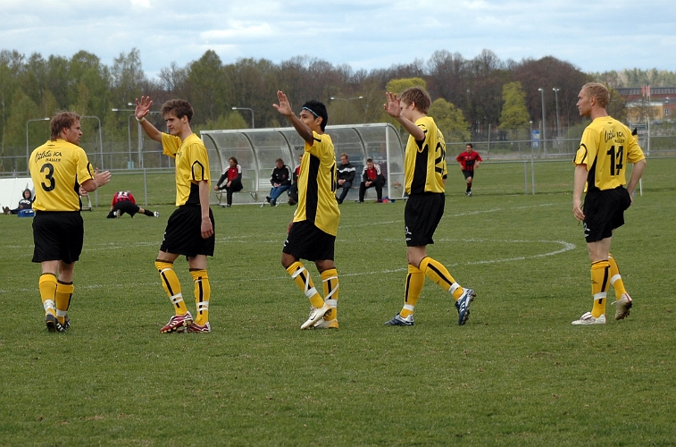 2007_0428_02.JPG - Spelarna hälsar på publiken inför matchen