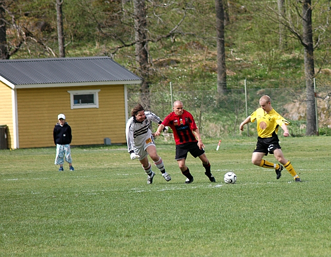 2007_0428_03.JPG - Redan efter 4 min är det dags för 1-0 till Södra genom nr.9 Kristofer Storm