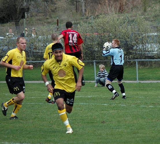 2007_0428_04.JPG - Södra's målvakt Glenn Schön gör ett av sina få ingripanden i 1:a halvlek