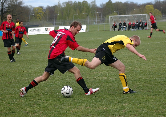 2007_0428_06.JPG - Kristofer Storm möter bollen men blir knuffad i ryggen och får frispark