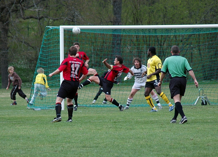 2007_0428_07.JPG - Hamreförsvaret reder ut situationen med en befriande spark
