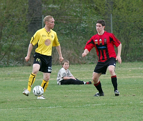 2007_0428_09.JPG - Matchens gigant var Södra's nr.14 Mikael Wiker