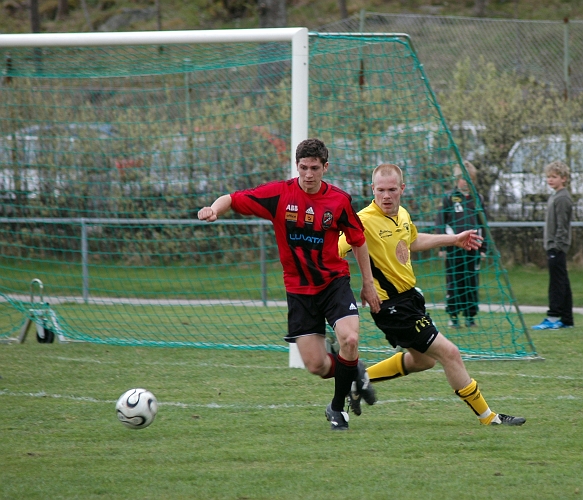 2007_0428_10.JPG - Johan Svensson har hamnat i lite problem men det reder ut sig