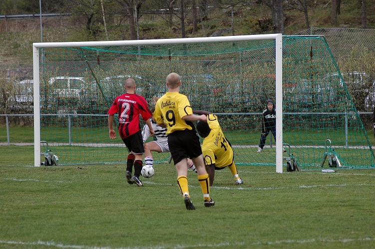 2007_0428_13.JPG - En ny chans för "Abbe" men bollen går utanför