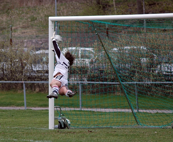 2007_0428_14.JPG - Kanske blir det årets mål på Ekbackens IP. Mikael Wiker har slagit en frispark från ca.20-25 meter, rätt upp i krysset. Det betyder 2-0 till Södra