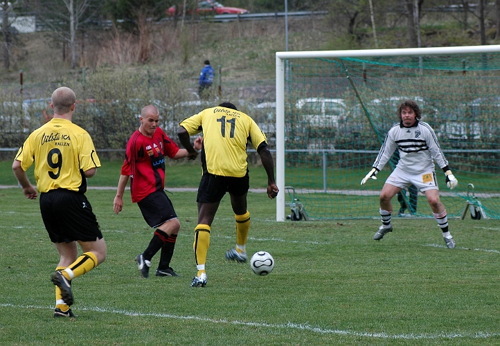 2007_0428_15.JPG - "Abbe" får inte riktig träff på bollen så målvakten kan göra en räddning den här gången