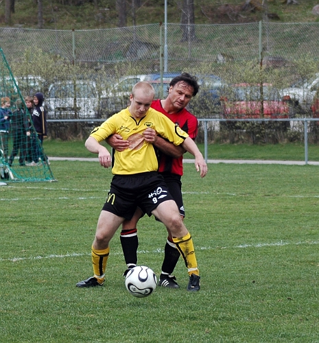 2007_0428_16.JPG - Kristofer Storm är rejält fasthållen, men ingen domare reagerade för detta