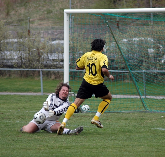 2007_0428_20.JPG - Nr.10 Victor Huerta fick en målchans direkt efter hans inhopp, men målvakten gör en räddning