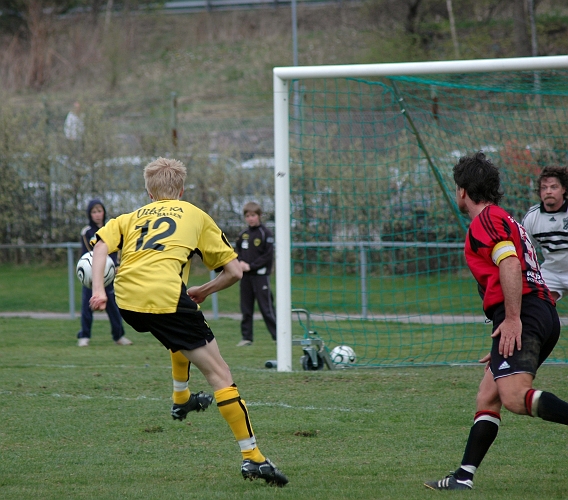 2007_0428_21.JPG - Nr.12 Martin Haglind provar skottlyckan, men fick lite snedträff och bollen går utanför