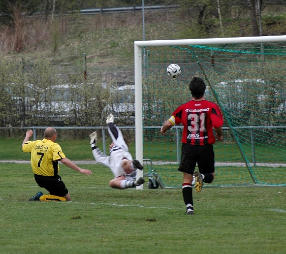 2007_0428_23.JPG - .  .  .  . Och där är nr.7 Jonas Johansson påpassligt framme och trycker in bollen i mål, 6-1 till Södra