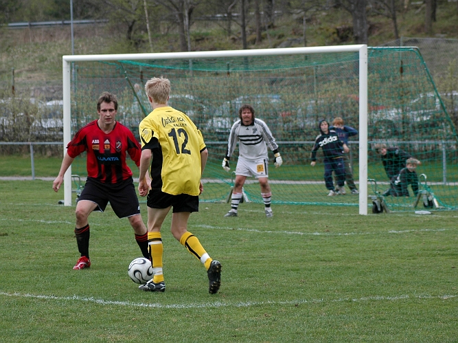 2007_0428_24.JPG - Nr.12 Martin Haglind utmanar sin försvarare