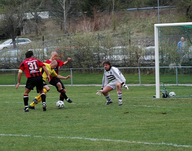 2007_0428_25.JPG - Jonas Johansson får matchens sista chans men målvakten räddar bollen