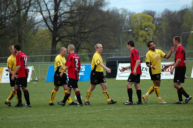 2007_0428_26.JPG - Spelarna tackar varandra efter matchen