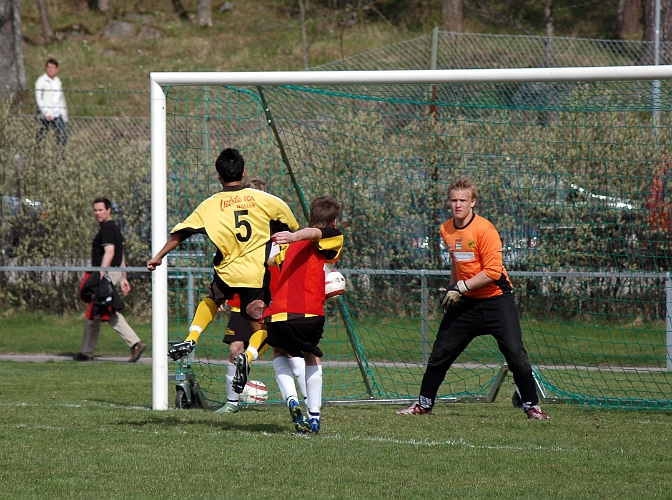 2007_0429_01.JPG - Västerås försvaret täcker undan när södras nr.5 "Tak" försöker komma till avslut