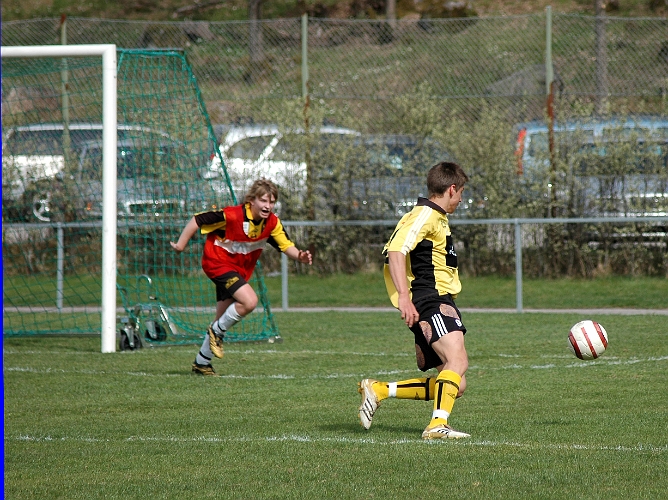 2007_0429_02.JPG - Anton Pettersson tar fart för ett inlägg mot mål