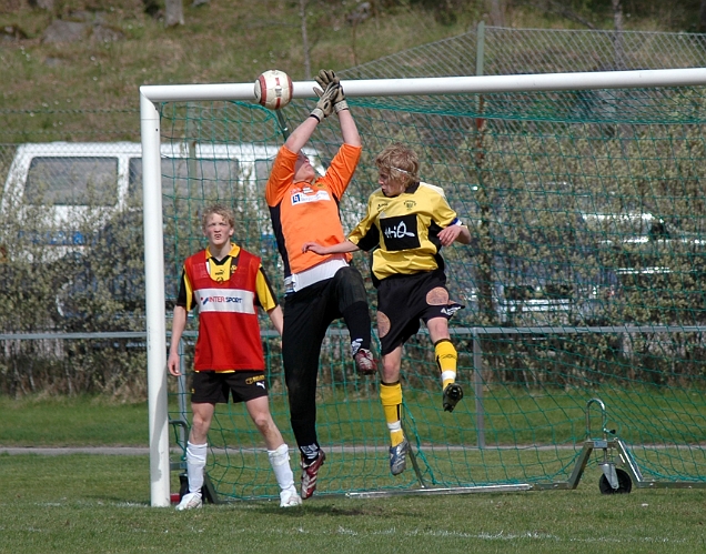2007_0429_05.JPG - Oskar Persson är framme och stör målvakten, som inte får grepp på bollen