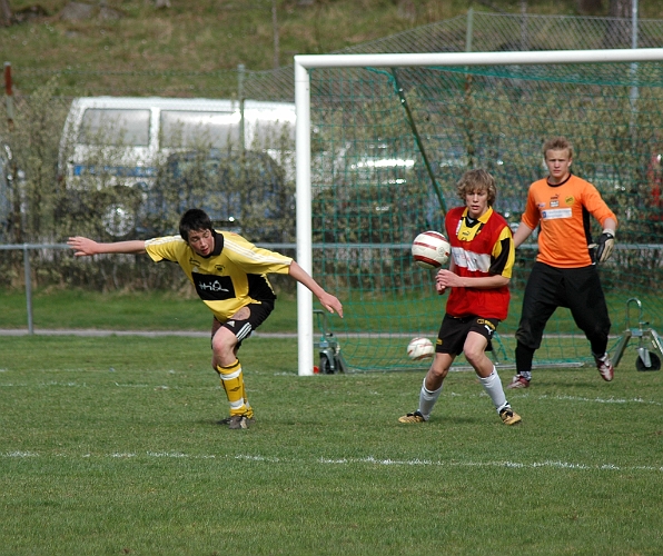 2007_0429_07.JPG - Ser ut som Olle Andersson balanserar på slak lina