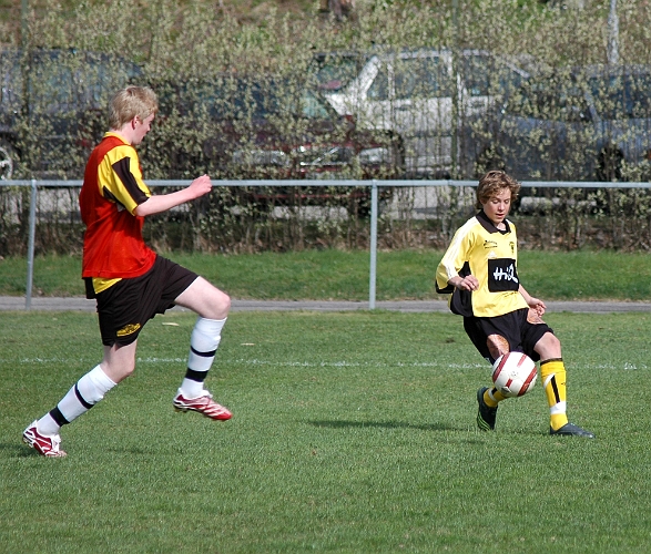 2007_0429_12.JPG - Marcus Ljung spelar upp bollen efter kanten